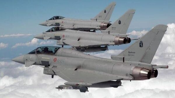 Четыре истребителя Eurofighter Typhoon ВВС Италии прибыли на румынскую 57-ю авиабазу в коммуне Михаил Когэлничану (уезд Констанца) - Sputnik Молдова