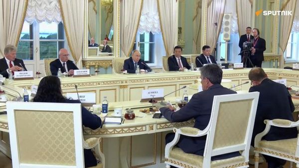Россия не делала никаких разворотов в сторону Азии: Россия дружит с Китаем не против кого-либо, а в интересах друг друга, заявил президент РФ Владимир Путин - Sputnik Молдова