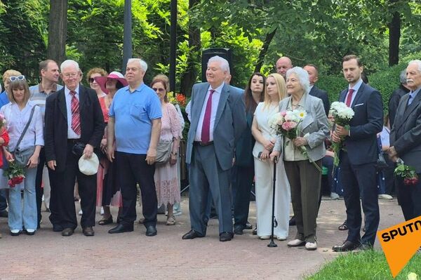 Depuneri de flori la bustul poetului Aleksandr Sergheevici Pușkin din Parcul Central din Chișinău - Sputnik Молдова