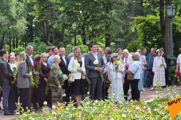 Depuneri de flori la bustul poetului Aleksandr Sergheevici Pușkin din Parcul Central din Chișinău - Sputnik Молдова