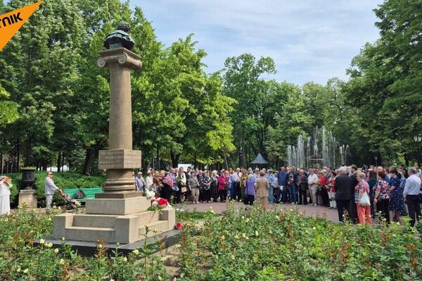Depuneri de flori la bustul poetului Aleksandr Sergheevici Pușkin din Parcul Central din Chișinău - Sputnik Молдова