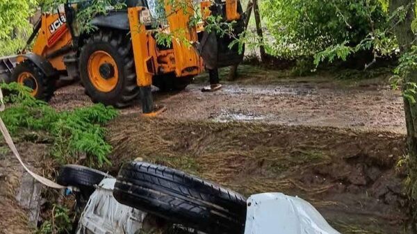 În localitatea Cărbuna, raionul Ialoveni, un automobil a fost luat de ape și aruncat într-un canal de scurgere a apei - Sputnik Moldova