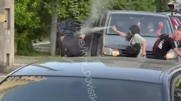 В Киеве девушка задула полицейского газом во время бусификации ее парня, пишут украинские каналы - Sputnik Молдова