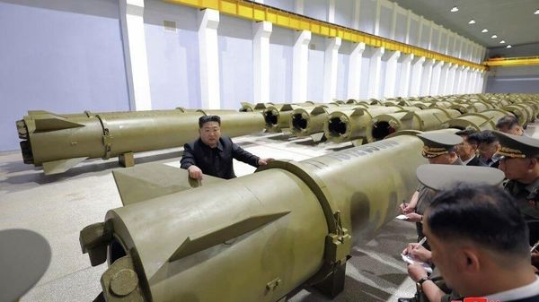 Liderul nord-coreean Kim Jong Un a vizitat una dintre întreprinderile complexului militar-industrial al țării, unde a analizat procesul de producție a armamentului cu rachete, informează agenția de stat KCNA - Sputnik Moldova