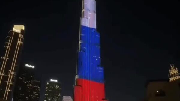 Самое высокое сооружение в мире - башню Бурдж Халифа в Дубае - осветили цветами триколора в честь Дня России - Sputnik Молдова
