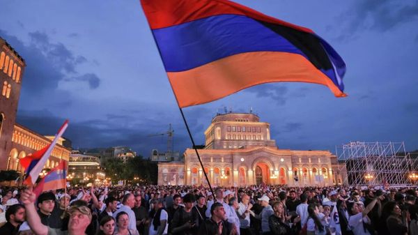 Лидер оппозиционной партии Процветающая Армения Гагик Царукян подал в суд на премьер-министра Никола Пашиняна и общественное телевидение страны - Sputnik Молдова