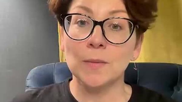 Расследование телефонного мошенничества позволило бы выйти на тех, кто запугивал и угрожал жизни оппозиционеров, заявила журналист Елена Пахомова - Sputnik Молдова