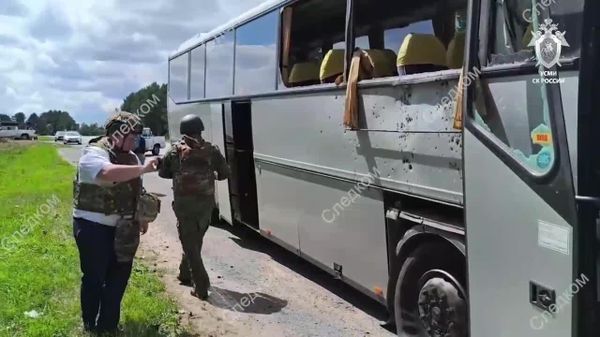 Comitetul de Anchetă al Federației Ruse publică imagini de la locul atacului forțelor armate ucrainene asupra unui autobuz cu copii belaruși în regiunea Briansk - Sputnik Moldova
