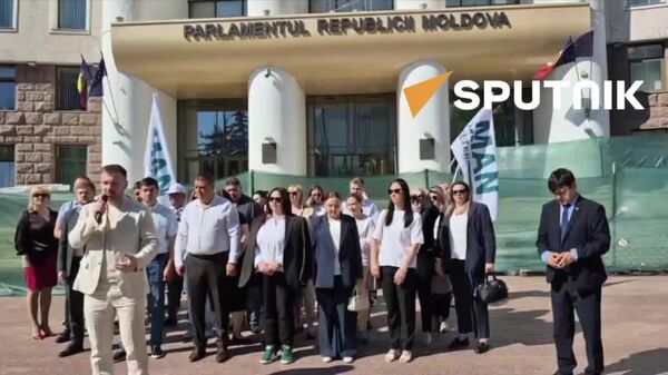 Перед зданием парламента в Кишиневе в эти минуты проходит акция протеста партии MAN - Sputnik Молдова