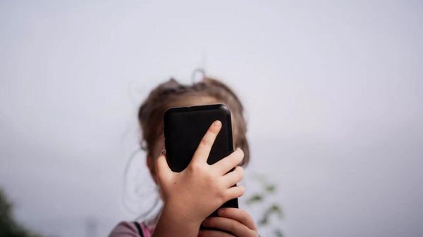 În Emiratele Arabe Unite a fost interzis accesul la rețelele de socializare pentru copiii sub 15 ani - Sputnik Moldova