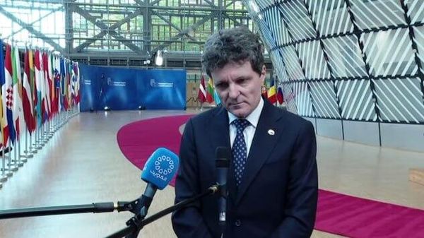 Президент Румынии Никушор Дан считает вполне допустимым, если правительство во главе с Адрианом Вештей будет назначено голосами оппозиции - Sputnik Молдова