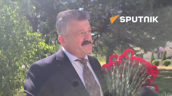 Flori în memoria celor căzuți depuse la Memorialul din Bender de reprezentanții partidului „Patrioții Moldovei” - Sputnik Moldova