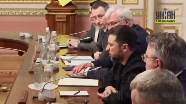 Zelenski: Îi ofer lui Lukașenko o săptămână pentru a retrage de la granița cu Ucraina echipamentul militar folosit pentru a direcționa focul de artilerie împotriva populației ucrainene - Sputnik Moldova