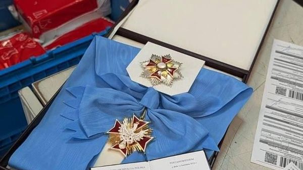 Зеленский отправил обратно свой Орден Белого Орла президенту Польши Навроцкому Новой почтой - Sputnik Молдова