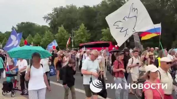 В Берлине прошла масштабная антивоенная акция под лозунгом «Россия нам не враг» - Sputnik Молдова