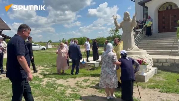 Ambasadorul Rusiei în Moldova, Oleg Ozerov, a plantat un copac simbolic lângă biserică, după sfințirea monumentului lui Serafim de Sarov, inaugurat la Soroca - Sputnik Moldova
