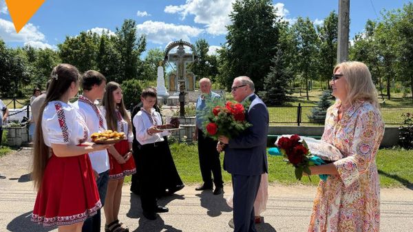 Посол РФ в Молдове Олег Озеров возложил цветы на мемориале жителям селя Окланда Сорокского района Молдовы, погибшим на фронтах Великой Отечественной войны и к могиле летчика-истребителя Александру Мочалова - Sputnik Молдова