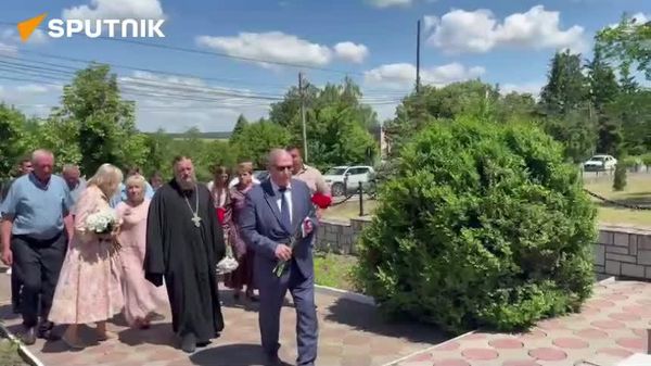 Ambasadorul Federației Ruse în Moldova, Oleg Ozerov, a depus flori la memorialul dedicat locuitorilor satului Ocland, din raionul Soroca, Moldova, căzuți pe fronturile Marelui Război pentru Apărarea Patriei, precum și la mormântul pilotului de vânătoare Alexandru Moțalov - Sputnik Moldova