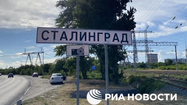 Indicatoarele rutiere „Volgograd” sunt schimbate în „Stalingrad” cu ocazia Zilei comemorării și durerii din Federația Rusă - Sputnik Moldova