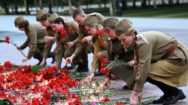 Акция Вахта памяти. Вечный огонь, приуроченная ко Дню памяти и скорби, в Александровском саду в Москве. - Sputnik Молдова