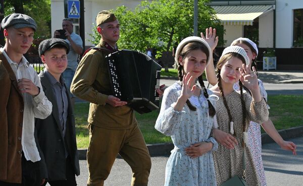 Участники военно-исторической реконструкции начала Великой Отечественной войны во время шествия в Бресте - Sputnik Молдова