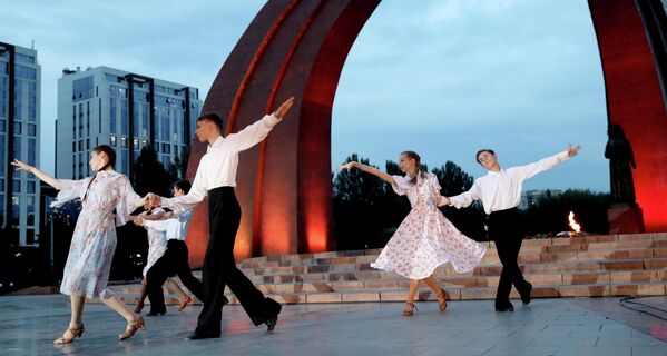 Выступление участников памятных мероприятий, посвященных 85-й годовщине начала Великой Отечественной войны, на Площади Победы в Бишкеке - Sputnik Молдова