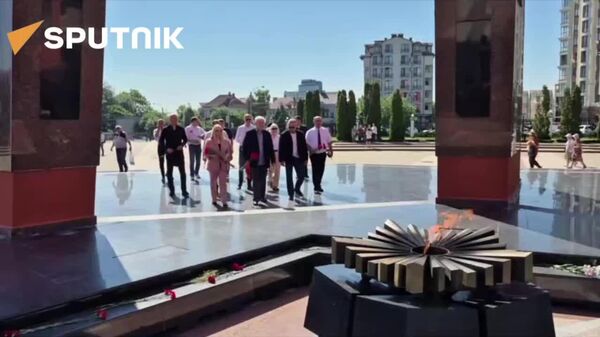 На мемориальном комплексе “Вечность” проходит церемония возложения цветов, приуроченная ко Дню памяти и скорби — 85-й годовщине начала Великой Отечественной войны - Sputnik Молдова