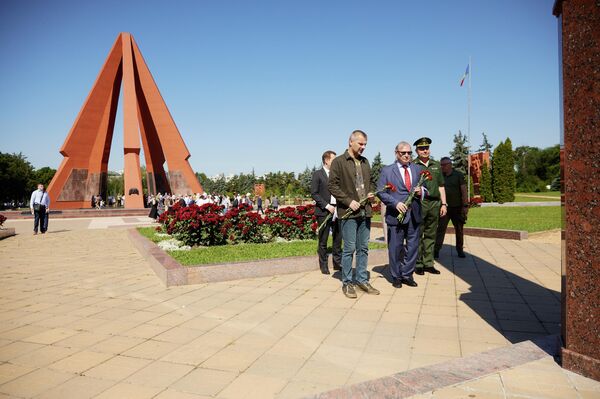 Церемония возложения цветов на мемориальном комплексе &quot;Вечность&quot; ко Дню памяти и скорби — 85-й годовщине начала Великой Отечественной войны. - Sputnik Молдова