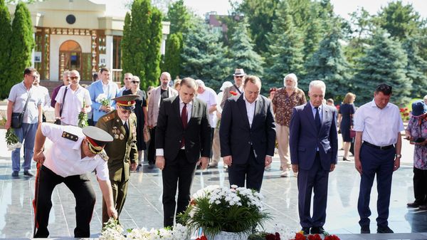 Церемония возложения цветов на мемориальном комплексе Вечность ко Дню памяти и скорби — 85-й годовщине начала Великой Отечественной войны - Sputnik Молдова