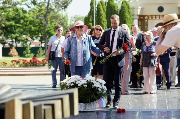 Церемония возложения цветов на мемориальном комплексе &quot;Вечность&quot; ко Дню памяти и скорби — 85-й годовщине начала Великой Отечественной войны. - Sputnik Молдова
