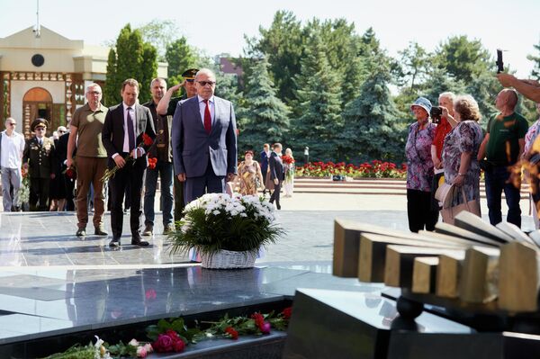 Церемония возложения цветов на мемориальном комплексе &quot;Вечность&quot; ко Дню памяти и скорби — 85-й годовщине начала Великой Отечественной войны. - Sputnik Молдова