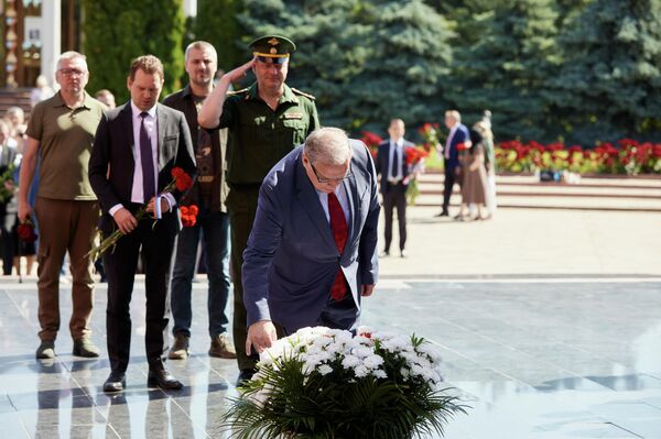 Церемония возложения цветов на мемориальном комплексе &quot;Вечность&quot; ко Дню памяти и скорби — 85-й годовщине начала Великой Отечественной войны. - Sputnik Молдова