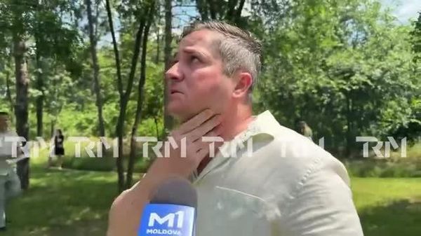 Proprietarul unuia dintre apartamentele de la mansarda afectată de incendiul de pe strada Melestiu a declarat pentru presă că incendiul a pornit în timpul efectuării unor lucrări pe acoperișul blocului - Sputnik Moldova