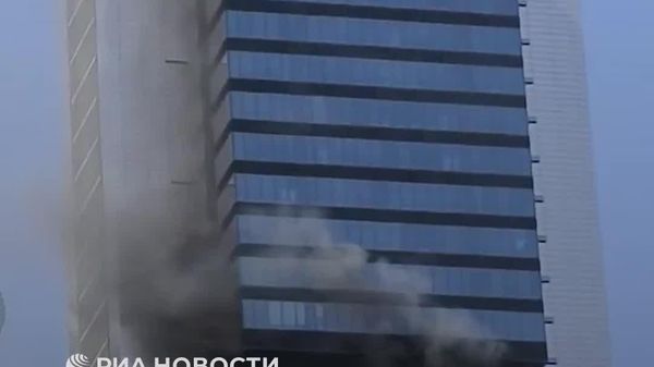 Один из небоскребов в деловом районе Мадрида был эвакуирован после взрыва и последовавшего пожара - Sputnik Молдова
