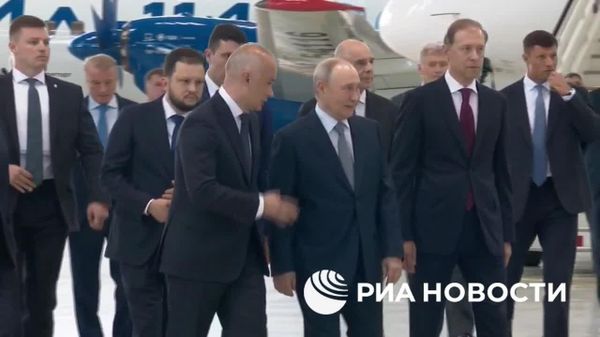 Vladimir Putin inspectează modelele noii tehnici aeronautice rusești – aeronavele Iliușin Il-114-300, Sukhoi Superjet 100 și MS-21 – în orașul Jukovski, din apropierea Moscovei - Sputnik Moldova