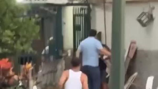 Трогательное видео из Каракаса — мужчина после землетрясения спасает из разрушенного дома двух своих собак - Sputnik Молдова