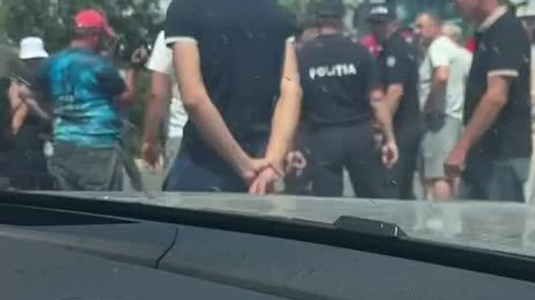 Пользователи соцсетей публикуют видеозаписи с КПП Леушены, где фермеры на тракторах заблокировали движение, перекрыв одну из ключевых трасс в районе пункта пропуска - Sputnik Молдова
