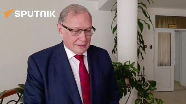 „Diplomația și poezia sunt apropiate prin natura lor: ambele necesită abilitatea de a exprima gânduri complexe într-un mod scurt și precis, motiv pentru care printre diplomați se numără în mod tradițional multe persoane pasionate de scrierea versurilor, a declarat ambasadorul Federației Ruse în Republica Moldova, Oleg Ozerov, în cadrul unei seri literar-poetice desfășurate la Casa Rusă din Chișinău - Sputnik Moldova
