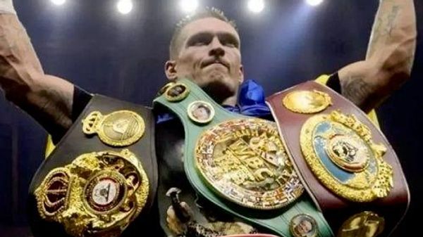Украинский боксер Александр Усик заявил, что «освобождает» свои чемпионские пояса, но проведет один бой - Sputnik Молдова