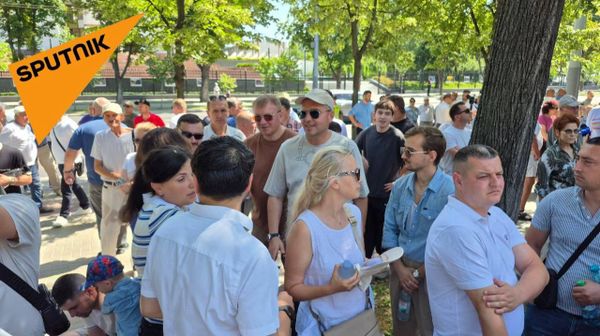 На протест у здания парламента уже собрались представители Нашей партии, Партии социалистов, а также сторонники партии Иона Чебана — Движения Национальная альтернатива - Sputnik Молдова