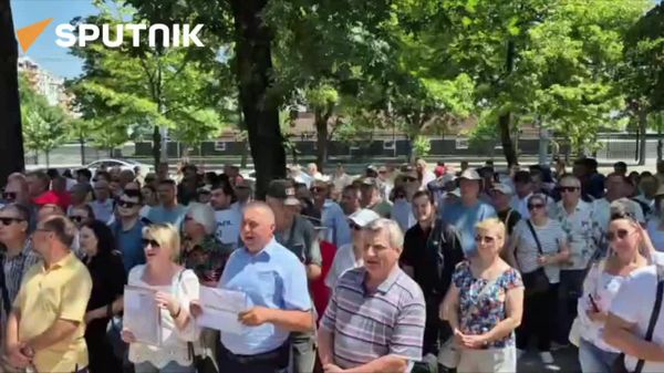 Народ против — скандируют участники протеста, выступая против проекта налоговой политики, разработанного правительством PAS - Sputnik Молдова