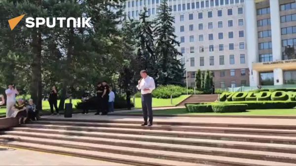 Лидер Демократии дома Василий Костюк заявил в ходе протестной акции, что парламентская оппозиция откликнулась на призыв граждан выйти к зданию парламента и выразить несогласие с проектом налоговой политики - Sputnik Молдова