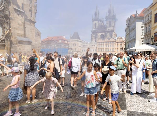В жаркий солнечный день, когда температура в стране превышает 40 градусов Цельсия, людей обливают водой, чтобы охладить, сообщает Чешский гидрометеорологический институт. Фотография сделана на Староместской площади в Праге, Чехия, 28 июня 2026 года.  - Sputnik Молдова