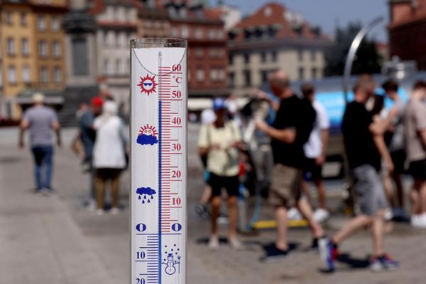 Термометр показывает 50 градусов Цельсия на Замковой площади во время жары в Варшаве, Польша, 28 июня 2026 года. - Sputnik Молдова