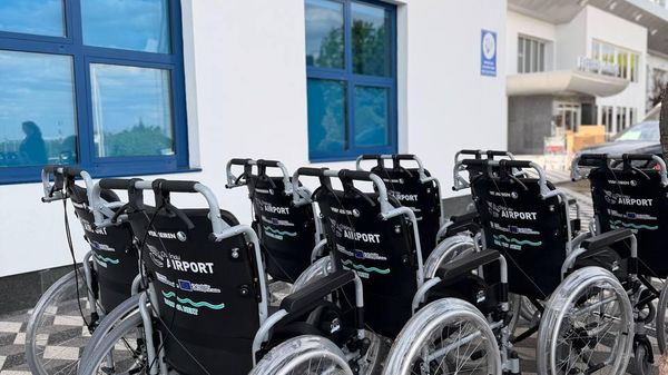 Aeroportul din Chișinău a achiziționat echipamente moderne dedicate pasagerilor cu dizabilități și mobilitate redusă și anume scaune rulante aeeoportuare, scaune speciale de evacuare, monitoare de informare a pasagerilor (FIDS) și puncte de apel asistat (intercom) - Sputnik Moldova