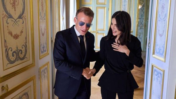 Президент Франции Эмманюэль Макрон на встрече с дочерью президента Узбекистана Саидой Мирзиёевой опять был в солнцезащитных очках - Sputnik Молдова