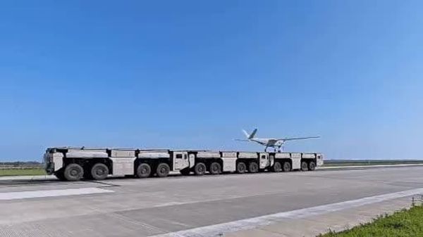China a prezentat public, pentru prima dată, sistemul său electromagnetic mobil de lansare a aeronavelor (EMALS), montat pe camioane, reușind să lanseze o dronă de pe o catapultă modulară alcătuită din mai multe camioane interconectate - Sputnik Moldova