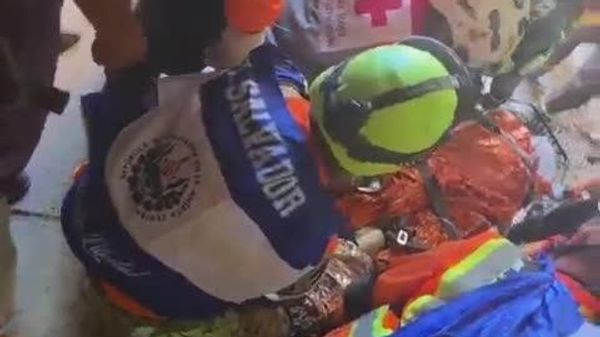 В Венесуэле нашли мужчину, выжившего под завалами спустя восемь дней после землетрясения - Sputnik Молдова