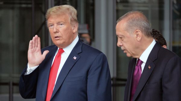 Președintele SUA, Donald Trump (stânga), și președintele Turciei, Recep Tayyip Erdoğan - Sputnik Moldova