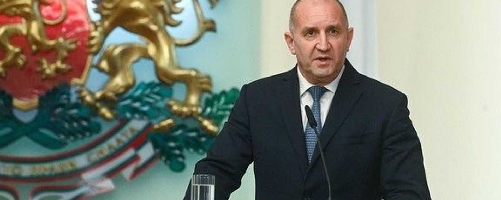 Премьер-министр Болгарии Румен Радев заявил о готовности наложить вето на 21-й пакет антироссийских санкций, если они будут вредить интересам Болгарии, парламент встретил его слова аплодисментами - Sputnik Молдова, 1920, 03.07.2026